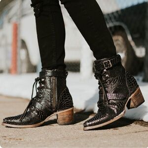 Freebird by Steven FAUNA Black Snake print leather brand new size women’s 12.